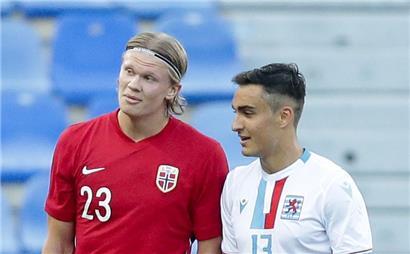 Erling Haaland (Norwegen/l.) bekam nach Spielende eine klare Antwort von Dirk Carlson
