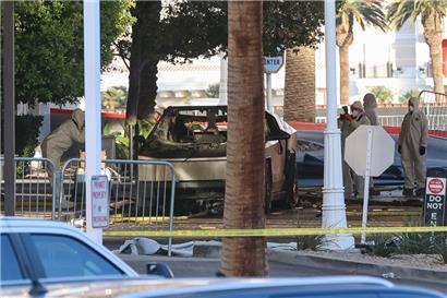 Ermittler untersuchen den ausgebrannten Tesla-Cybertruck vor Trumps Hotel in Las Vegas
