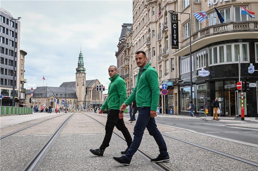 Ernest Dupljak (r.) und Yago Garcia (l.) auf ihrer Runde durchs Bahnhofsviertel
