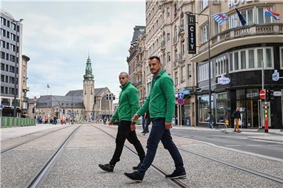 Ernest Dupljak (r.) und Yago Garcia (l.) auf ihrer Runde durchs Bahnhofsviertel
