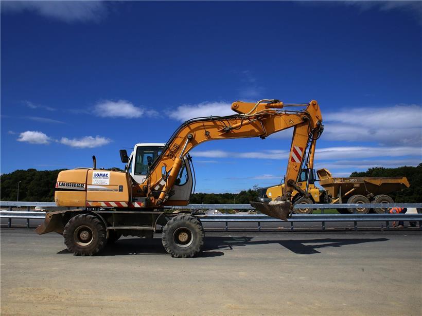 Bauarbeiten am Gaspericher Kreuz mit Baustellenfahrzeugen und Verkehrsleitzeichen bei Renovierung