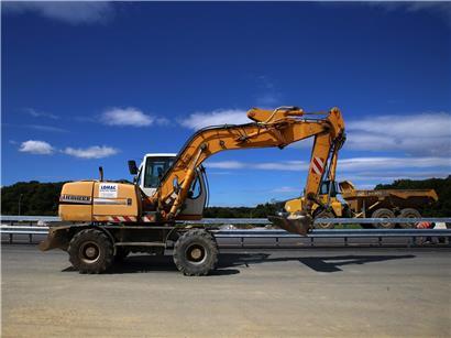 Bauarbeiten am Gaspericher Kreuz mit Baustellenfahrzeugen und Verkehrsleitzeichen bei Renovierung