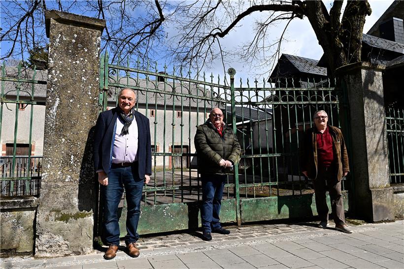 Erny Muller, Guy Altmeisch und Fred Bertinelli  von der LSAP sind der Meinung, dass der „Lommelshaff“ für das Kulturjahr renoviert und stärker in die Kulturveranstaltungen eingebunden werden muss
