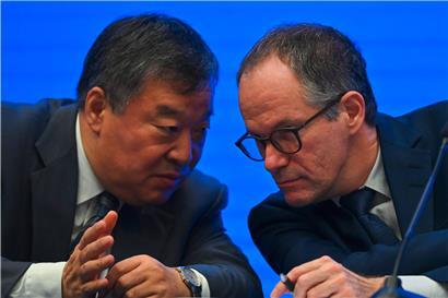 „Erregerreservoir muss noch identifiziert werden“: WHO-Mann Peter Ben Embarek (r.) im Gespräch mit Liang Wannian, dem Leiter des chinesischen Wissenschaftlerteams

