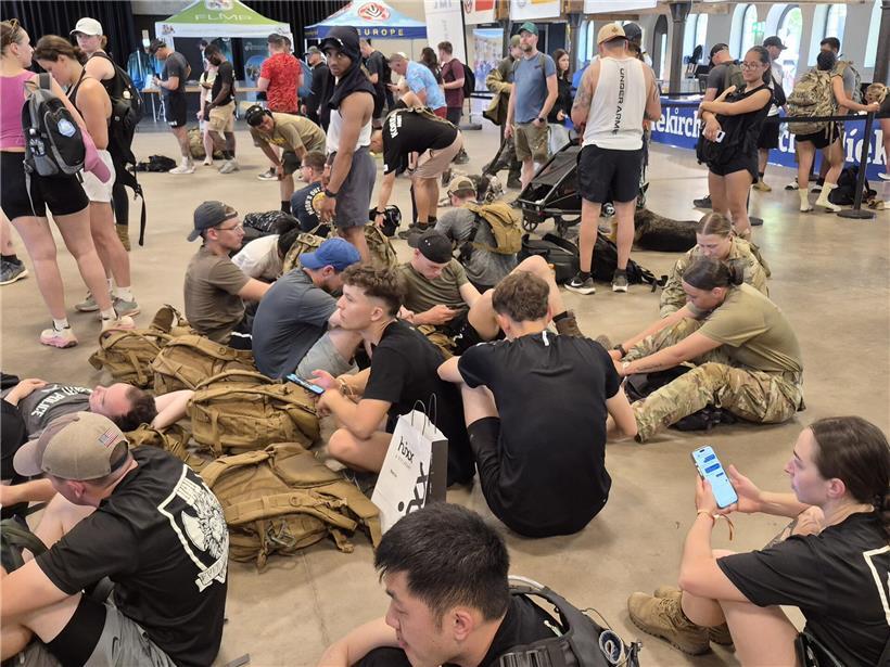 Erschöpfte Soldatinnen und Soldaten in der Al Seeërei während einer militärischen Übung im Einsatz
