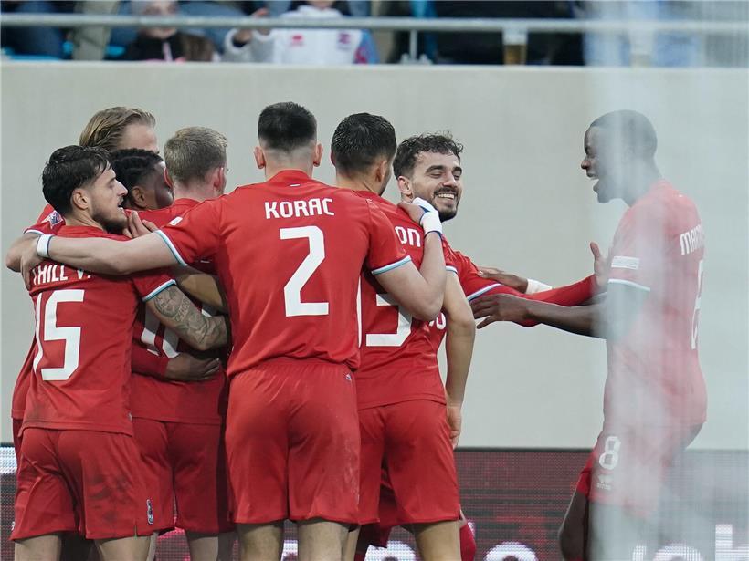 Rote Löwen Fußballmannschaft beim Spiel in Italien und Albanien im Juni 2024