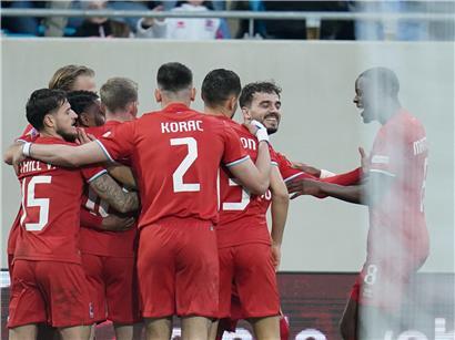 Rote Löwen Fußballmannschaft beim Spiel in Italien und Albanien im Juni 2024