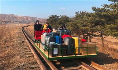 Erst Zug, dann Bus, dann wieder Schiene, diesmal aber mit Draisine: Wegen geschlossener Grenzen mussten russische Diplomaten ihre Ausreise aus Nordkorea kreativ angehen
