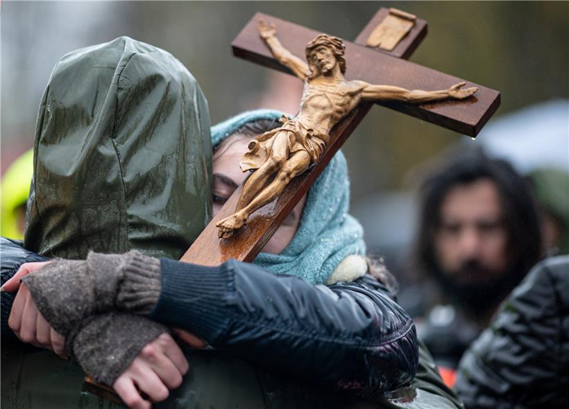 Erst das Vater, dann „schöpferische Kräfte“ eines Schamanen – die Demo gegen die Corona-Einschränkungen war bunt gemischt, auffallend blieben aber erneut die vielen extrem rechten Teilnehmer
