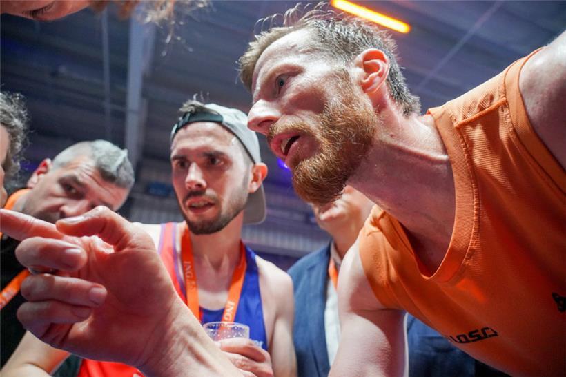 Erst ein Blick auf das Handy und den Liveticker gaben Klarheit: Bertil Müller (r.) setzte sich knapp vor Philippe Gillen (l.) durch und ist somit bester Luxemburger des ING Marathons 2022
