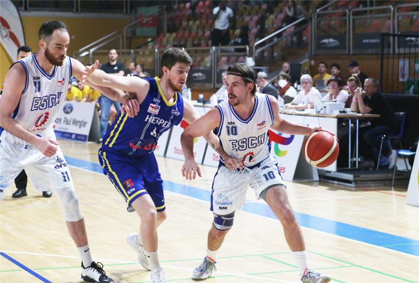 Erst in den Schlussminuten sorgten Pit Biever (Nr. 10) und Esch für die Entscheidung
