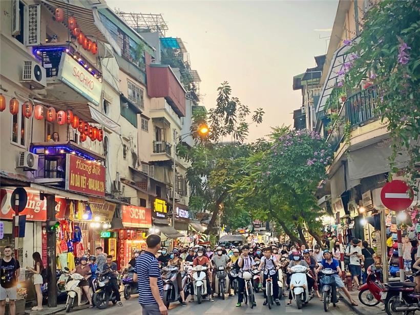 Erst mal warten: Die Luxemburger Flaneure bremsten in Hanoi den Feierabendverkehr aus
