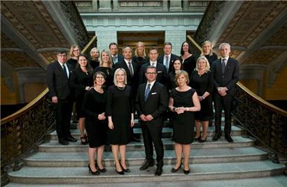 Erst vor kurzem neu im Amt, zeigen sich in der neuen finnischen Regierung schon erste Risse. Die finnische Innenministerin (Zweite von links, dritte Reihe) steht derzeit in der Kritik. Ihr Parteikollege Vilhelm Junnila (rechts neben ihr) ist bereits als Wirtschaftsminister zurückgetreten.
