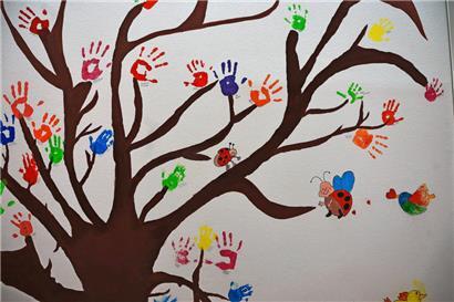 Erst, wenn alle Bedingungen erfüllt sind, können sich Kinder in einer „Crèche“ künstlerisch betätigen
