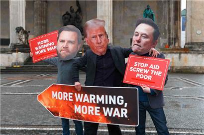 Erste Demonstranten haben sich bereits in München eingefunden
