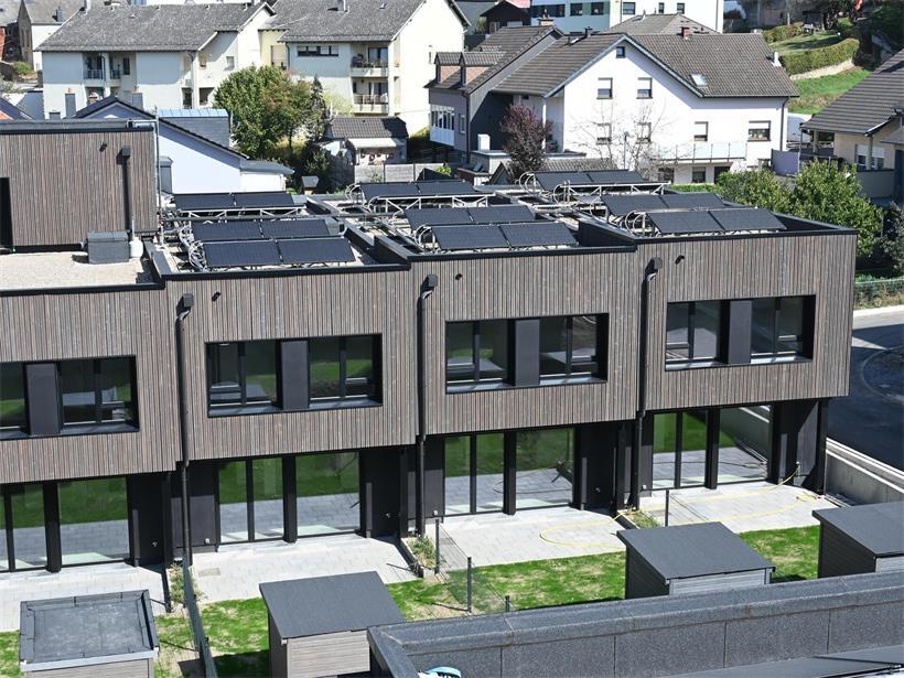 Solarstrom und Wärme: In Wiltz entsteht Europas größte PVT-Anlage Erste Gebäude sind bereits mit der Energiegewinnungsanlage ausgestattet und zum Teil schon bewohnt