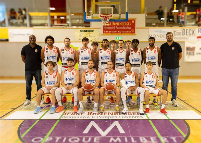 Erste Reihe (v.l.n.r.): Jason Hartz, Sam Streef, Raphaël Martin, Tom Welter, Kelvin Okundaye, Colin Schanen; zweite Reihe (v.l.n.r.): Brian Carroll (Coach), Tristin Walley, Gilles Kerschen, Enzo Sanna, Luca Monteiro, Marko Mustafic Ange Konan Oth, Maurice Gordon, Filipe Abreu (Assistant-Coach); dritte Reihe (v.l.n.r.): Geoffrey Schlammes, Jules Jacquet, David Gordo
