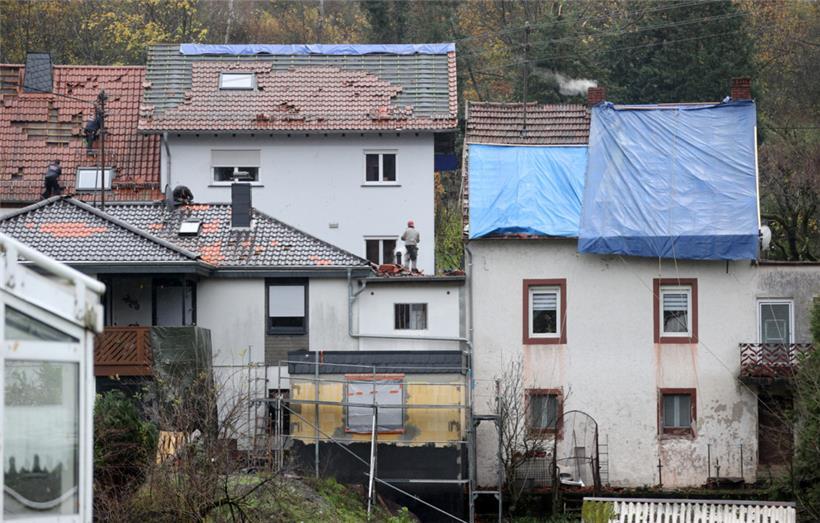 Erste Reparaturarbeiten an den Dächern, die am Donnerstag bei einem Unwetter mit Sturm und Hagel beschädigt wurden
