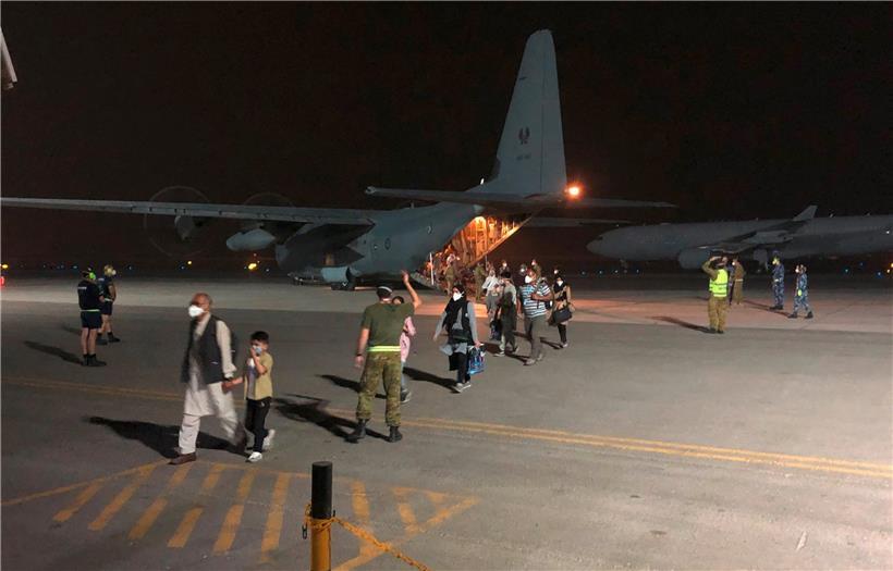 Erste afghanische Flüchtlinge landen auf einer Militärbasis in Australien
