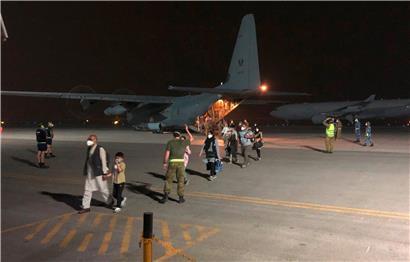 Erste afghanische Flüchtlinge landen auf einer Militärbasis in Australien
