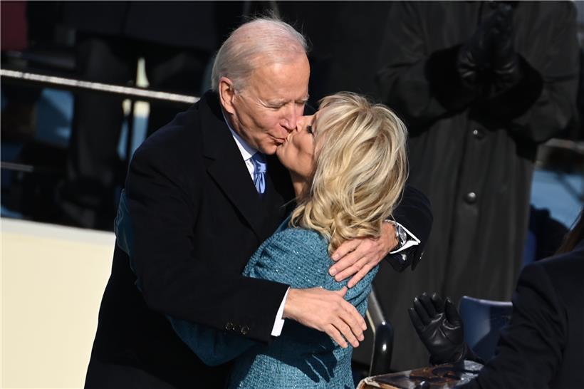 Erster Kuss als Präsident und First Lady: Joe und Jill Biden
