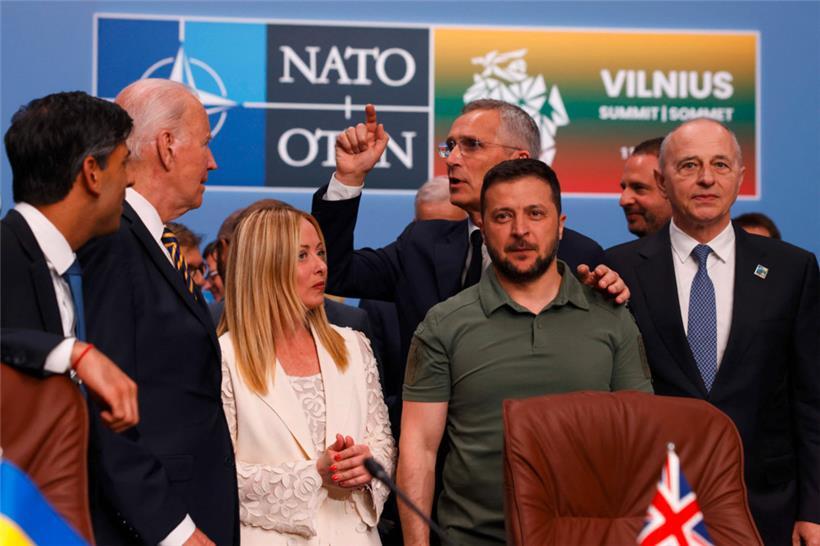 Erster NATO-Ukraine-Rat: Wolodymyr Selenskyj steht zusammen mit (v.l) dem britischen Premier Rishi Sunak, US-Präsident Joe Biden, Italiens Regierungschefin Giorgia Meloni, NATO-Generalsekretär Jens Stoltenberg und dessen Stellvertreter Mircea Geoana
