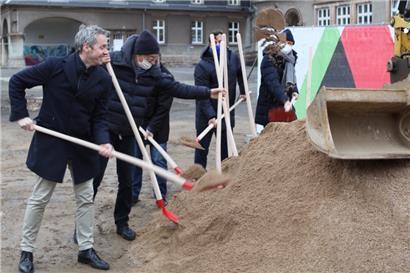Erster Spatenstich: Die Arbeiten an der altehrwürdigen Brouch-Schule hatten zwar schon begonnen, doch jetzt geht die Baustelle richtig in Betrieb 
