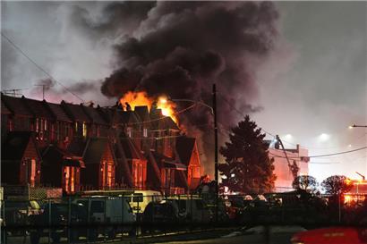 Ersthelfer arbeiten an der Unfallstelle nach dem Absturz eines Kleinflugzeugs in Philadelphia. Ein privates Kleinflugzeug sei mitten in einem belebten Gebiet im Norden der Stadt abgestürzt. 
