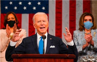 Erstmals in der Geschichte der USA saßen bei der 100-Tage-Ansprache zwei Frauen hinter dem Präsidenten: Kamala Harris, die erste Vizepräsidentin des Landes, und die Sprecherin des Repräsentantenhauses, Nancy Pelosi
