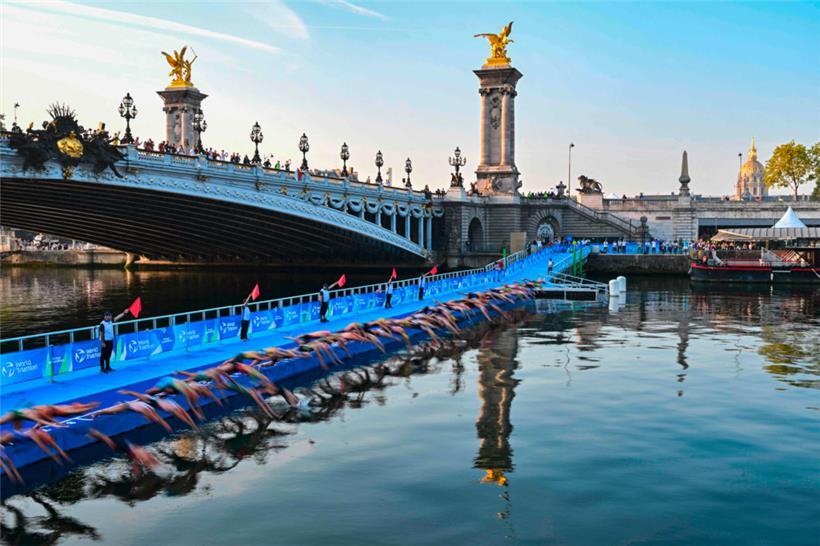 Erstmals in der Geschichte des Triathlons werden nach dem Schwimmen 23 Stufen zurück auf den Pont Alexandre III zu überwinden sein
