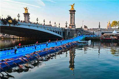Erstmals in der Geschichte des Triathlons werden nach dem Schwimmen 23 Stufen zurück auf den Pont Alexandre III zu überwinden sein
