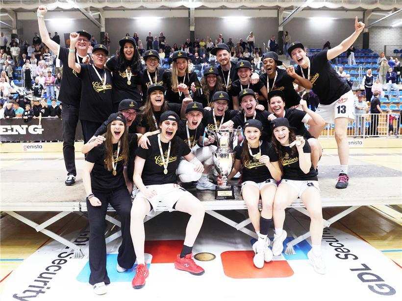 T71 Damen jubeln 2024 nach langer Pause über Meistertitel im Basketball, glückliche Spielerinnen mit Pokal und Trikots