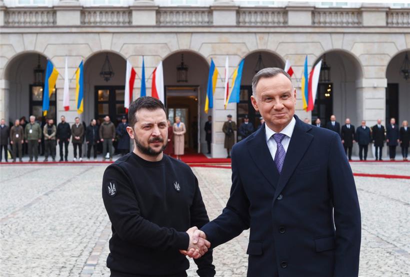 Erstmals seit Beginn des russischen Angriffskrieges reiste Wolodymyr Selenskyj zu den polnischen Nachbarn, von denen die Ukrainer am meisten Unterstützung und Fürsprache erhalten. Empfangen wurde der ukrainische Präsident von seinem polnischen Amtskollegen Andrzej Duda.
