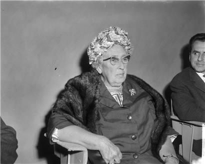 Porträt der britischen Krimiautorin Agatha Christie, Ikone des Krimi-Genres, zum 50. Todestag erinnert