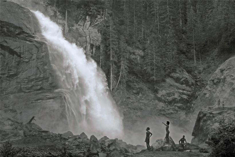 Erwin Olaf, Im Wald, Am Wasserfall, 2020, Archival pigment print, 160 x 240 cm
