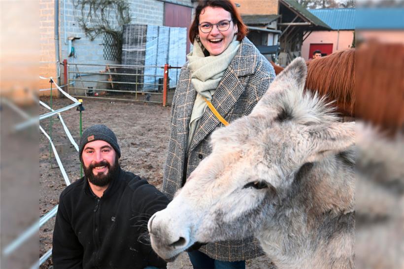 Erzieher Tanguy Maziers, die Projektbeauftragte Myriam Goebel und Eseldame Brindille
