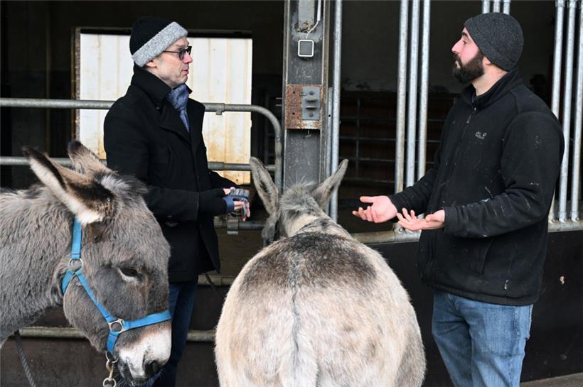 Erzieher Tanguy Maziers erklärt Tageblatt-Redakteure Claude Molinaro die Arbeit ...