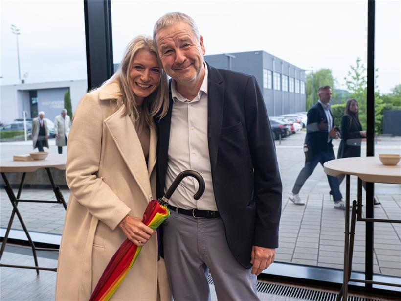 Nadine Braconnier übernimmt Familienunternehmen von Michel Wolter, symbolisch Händedruck im Büro