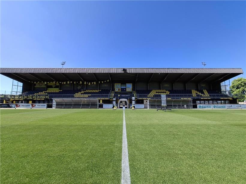 Niederkorn Fußballteam feiert Rückkehr ins heimische Stadion nach längerer Abwesenheit