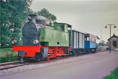 Es existiert eine zweite Belvaler Schmalspurlok, vom belgischen Hersteller La Meuse gebaut. Sie war ebenfalls auf Normalspurkupplung umgebaut und ursprünglich auf dem Belvaler Betriebsgelände als Monument aufgestellt worden. Heute steht sie als Denkmal im Niederpallener Museumsbahnhof. Und zwar wieder ausgerüstet mit einem korrekten Schmalspurpuffer.
