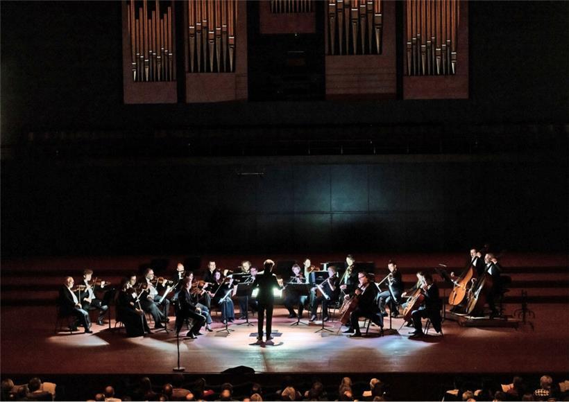Es fällt auf, dass die SEL in letzter Zeit nicht mehr so präzise und aufmerksam spielen, wie man das sonst vom Orchester gewohnt war. Das Konzert am vergangenen Montag war nicht durchweg schlecht, und doch fehlte einiges.
