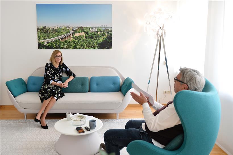 Es gehe in erster Linie darum, häusliche Gewalt zu vermeiden. Opfer, aber auch potenzielle Täter sollen wissen, dass es Hilfe gibt. Wer seine Aggressionen nicht im Griff habe, für den gebe es auch in diesen Zeiten kein Pardon, so Innenministerin Taina Bofferding am Donnerstag in ihrem Büro.
