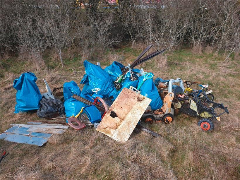 Es gibt Menschen, die werfen nicht nur achtlos Flaschen oder Papier in die Natur. Nein, auch altes Kinderspielzeug.
