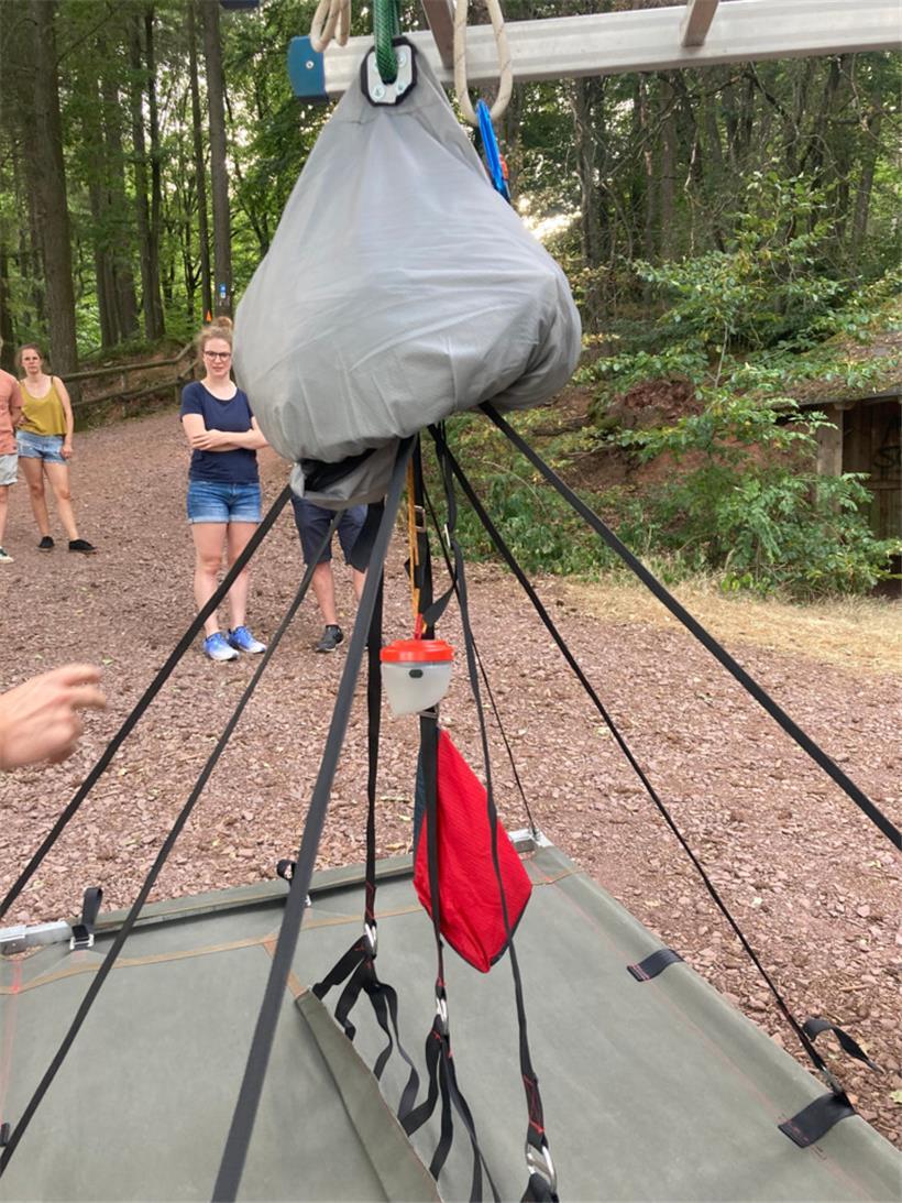 Es gibt eine kleine Lampe (oben) sowie eine Tasche für Brillen und andere Kleini...