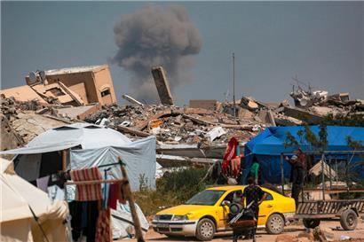 „Es gibt keine nicht beteiligten Zivilisten in Gaza“, so Israels Botschafter David Roets in einer inoffiziellen Gesprächsrunde
