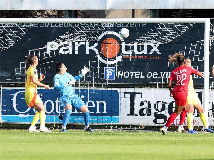 Luxemburgerinnen mit zwei Großchancen beim Auftakt des Spiels, potenziell spielverändernder Moment im Fußball-Duell