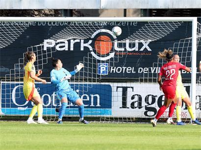 Luxemburgerinnen mit zwei Großchancen beim Auftakt des Spiels, potenziell spielverändernder Moment im Fußball-Duell