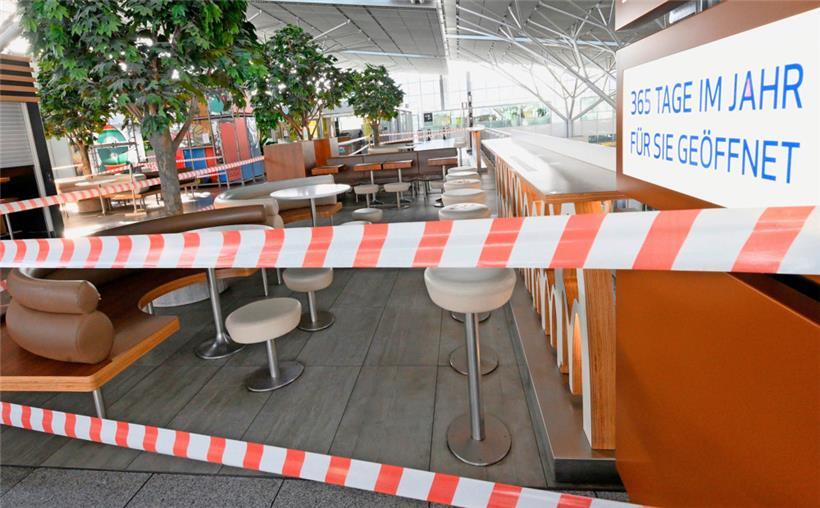 Es hat überaus lange gedauert, ehe die Zahl der Firmen in Kurzarbeit, die mit dem Corona-Stillstand zu Beginn des Jahres 2020 explodiert war, wieder in einen fast normal-niedrigen Bereich gerutscht ist. Erst im Sommer 2022 hat die Kurzarbeit die Pandemie hinter sich gelassen
