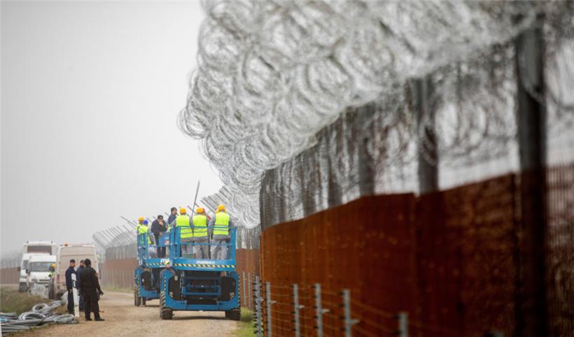 „Es ist ein Mythos, dass der Zaun Migranten aufhält“: Arbeiter bei Befestigungsarbeiten entlang der ungarischen Grenze zu Serbien
