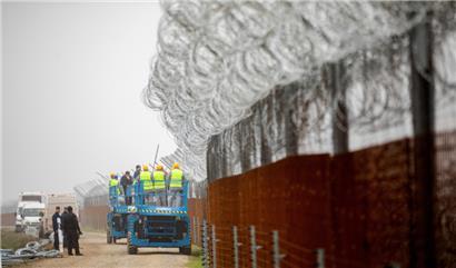 „Es ist ein Mythos, dass der Zaun Migranten aufhält“: Arbeiter bei Befestigungsarbeiten entlang der ungarischen Grenze zu Serbien
